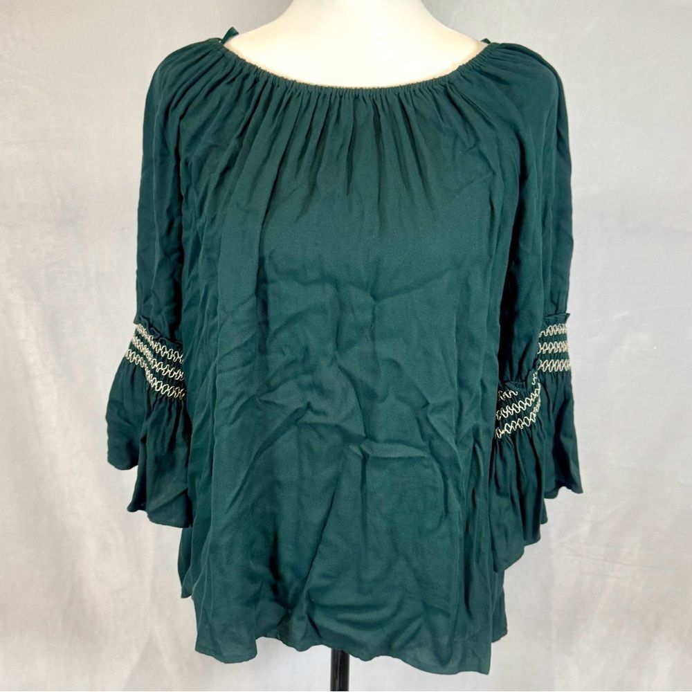 Beautiful deep green on or off shoulder peasant top size medium NWT
